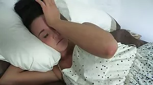 Mofos의 Kayla Paris를 유혹하는 포즈를 취하는 나사 스타킹 포르노